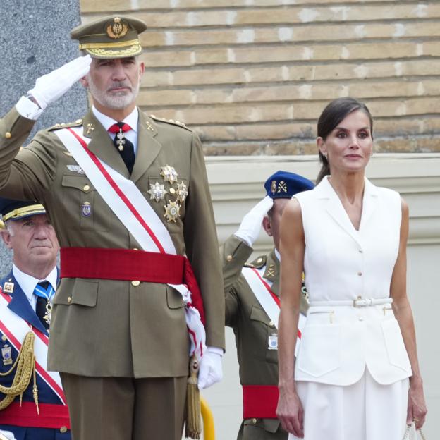 La reina Letizia arrasa en Zaragoza con un truco para estilizar la figura: chaleco con cinturón y falda midi