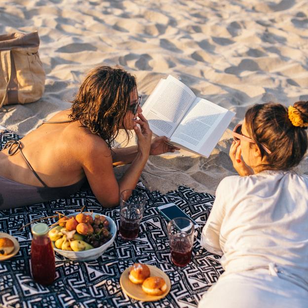 Mujeres leyendo en el playa