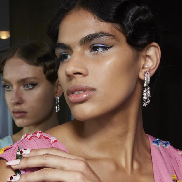 El esmalte de uñas lavanda que no necesita base y cuida tu manicura