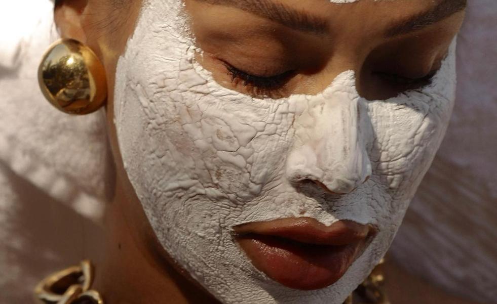 Qué tiene esta mascarilla facial con efecto piel de bebé que se ha hecho viral: por qué consigue alisar la piel en la primera palicación