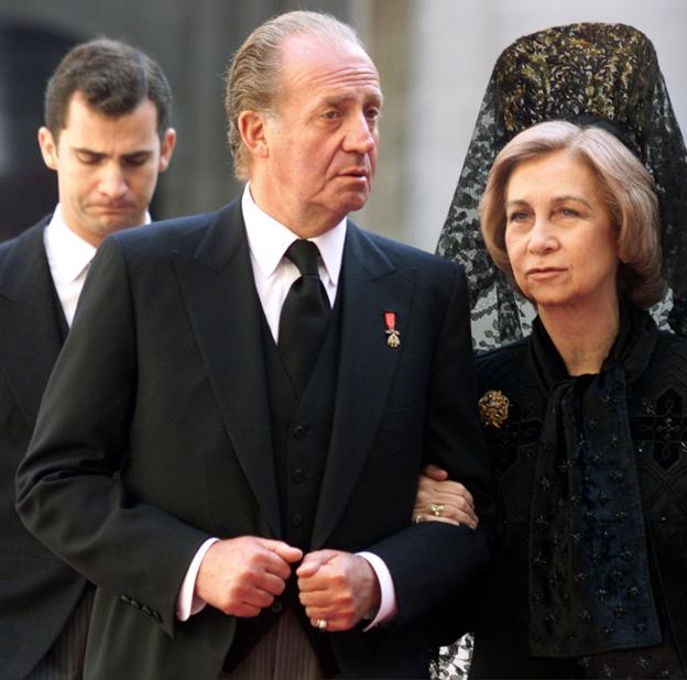 En la imagen, el rey Juan Carlos y la reina Sofía, junto a Felipe (por entonces príncipe), en el funeral en memoria de María de las Mercedes. 