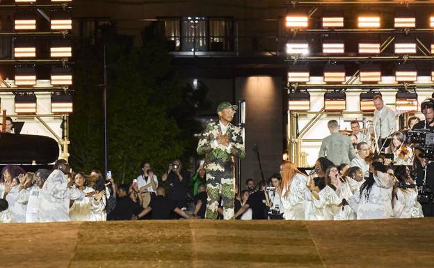 Pharrell Williams en el final de su primer desfile para Louis Vuitton, celebrado el pasado mes de junio en París. Presentaba la colección SS24 de hombre.