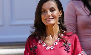 La reina Letizia sorprende con una blusa bordada de inspiración hippie: ficha su look solidario con pantalones blancos