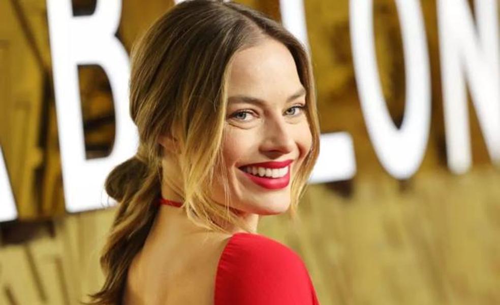 Los siete looks de Margot Robbie para conseguir el perfecto look «Barbiecore»: elegantes conjuntos y bonitos vestidos que confirman que el rosa es el color del verano