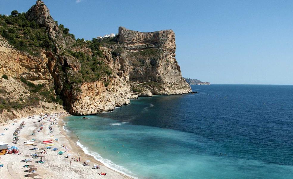 La playa española con aguas turquesas que tienes que visitar este verano (y otras tres que también te enamorarán)