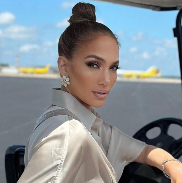 La original manicura de Jennifer Lopez que se ha hecho viral en Instagram: este es el mensaje polémico de sus uñas