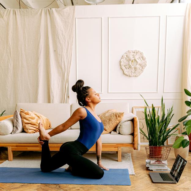 Mujer haciendo yoga