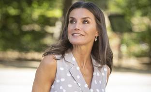 La reina Letizia repite un precioso vestido de lunares made in Spain imposible de copiar