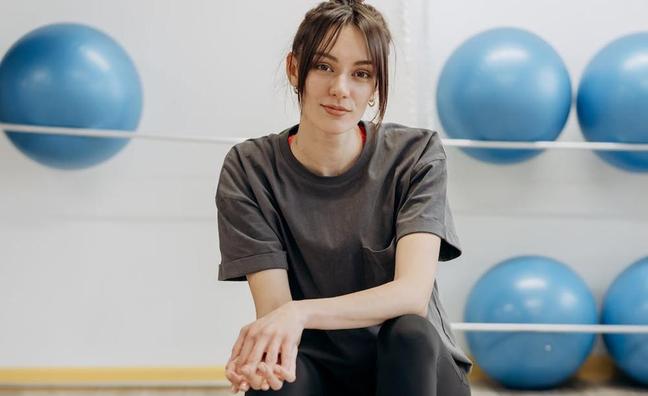 Abdominales en uve con pelota bosu, el ejercicio definitivo para fortalecer core y mejorar coordinación y equilibrio