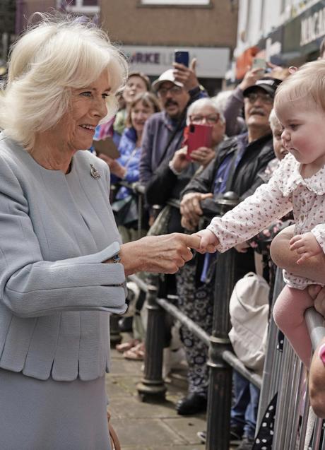 Camilla Parker-Bowles ha logrado conectar con la ciudadanía en sus frecuentes actos públicos. (FOTO: D.R.)