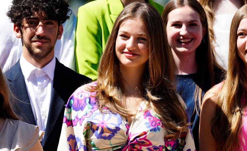 La princesa Leonor elige un vestido de las rebajas de Zara y consigue el look de verano perfecto