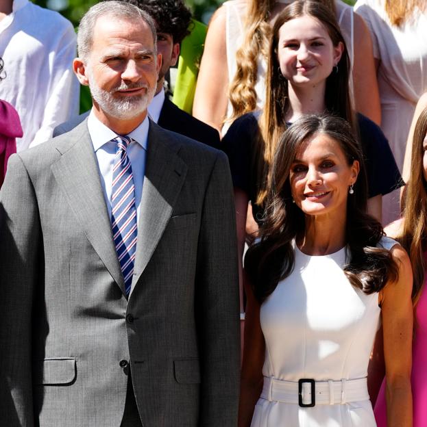 La reina Letizia tiene el vestido blanco perfecto: así es el look más elegante y estilizador que ha lucido en Madrid