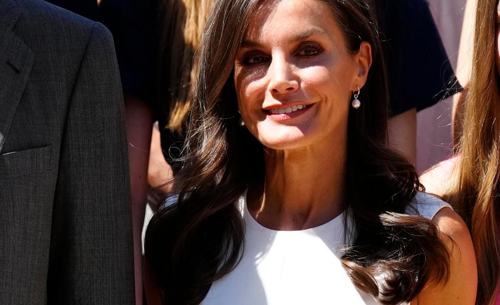 La reina Letizia tiene el vestido blanco perfecto: así es el look más elegante y estilizador que ha lucido en Madrid