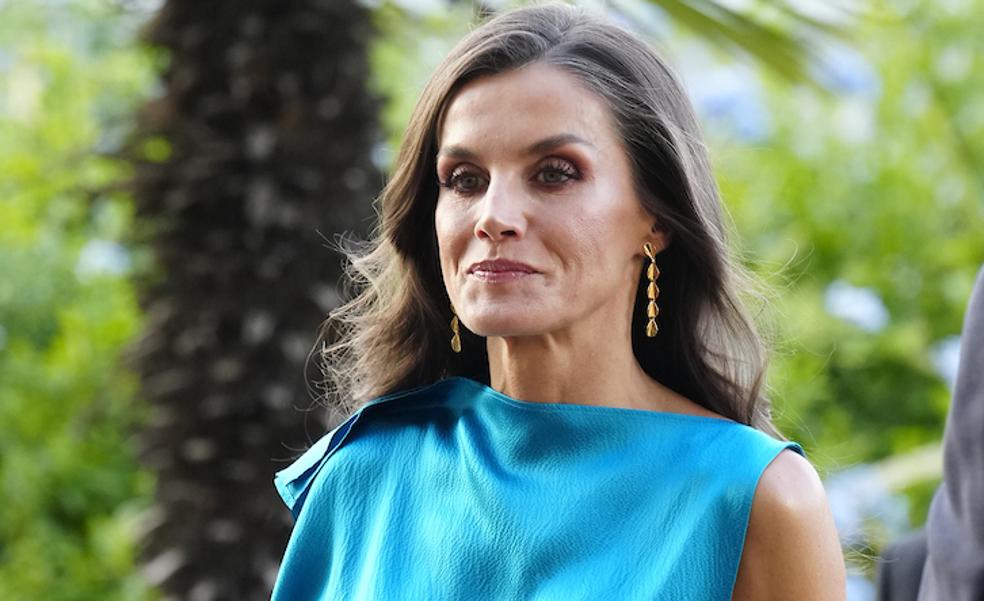 La reina Letizia y su look sorpresa en los Premios Mariano de Cavia: un conjunto de invitada y sandalias de tacón imposible