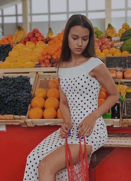 Mujer en puesto de frutas/PEXELS