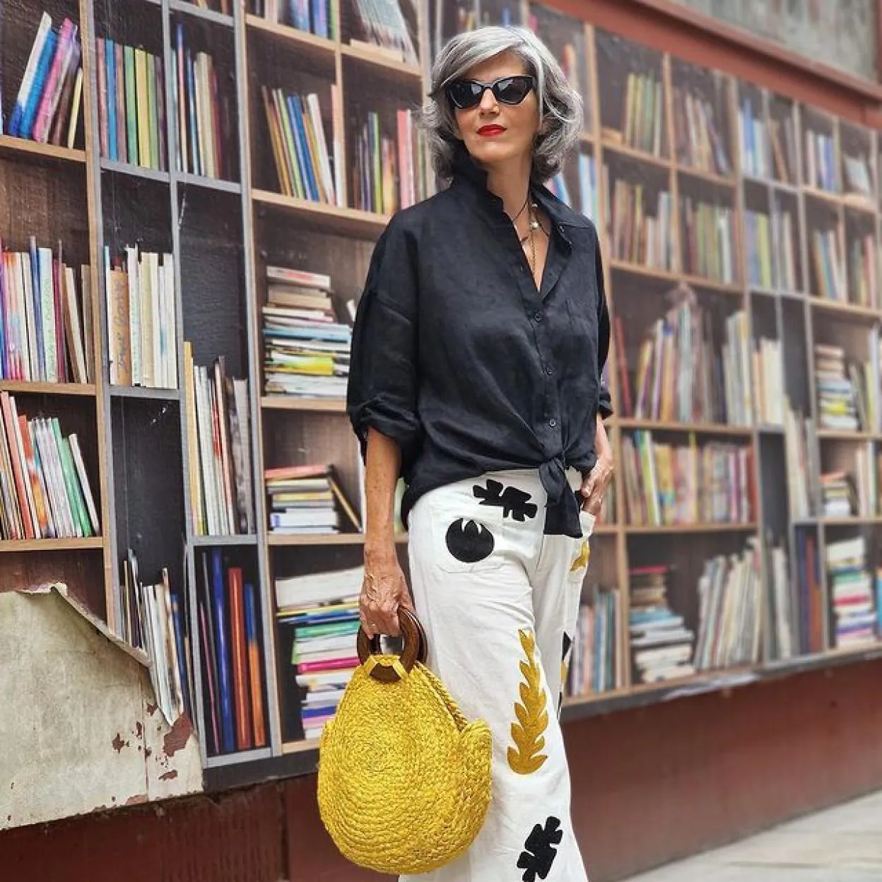 Street style: seis ideas para looks de entretiempo que adoran las mujeres  de más de 50 años