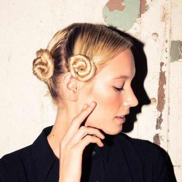 Mujer con técnica de moños para ondular el cabello