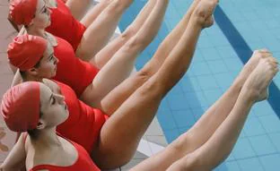 Nadar para perder peso: descubre qué estilos son más efectivos y cuántas calorías quemas con una divertida sesión en el agua de tan solo media hora