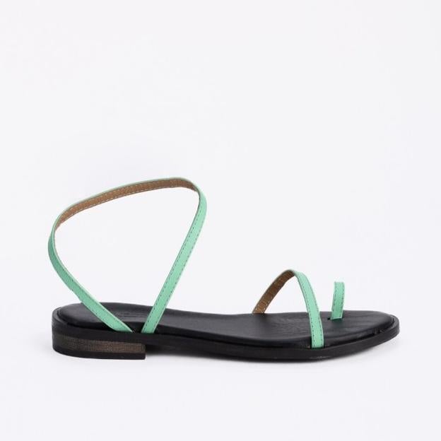 Sandalias planas con tiras cruzadas en verde menta de Pitusas.