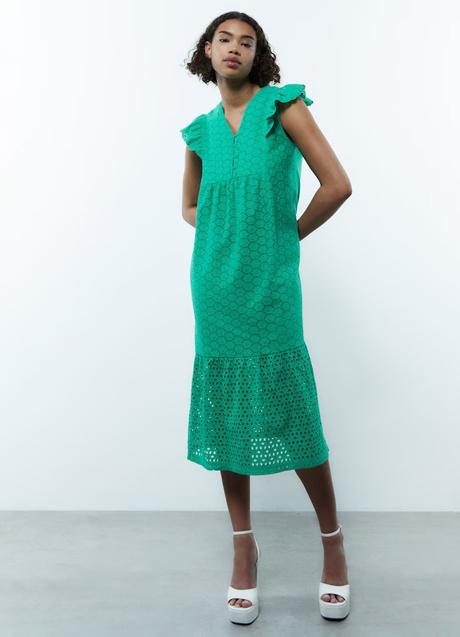 Vestido verde bordado de Sfera, 21,99 euros.