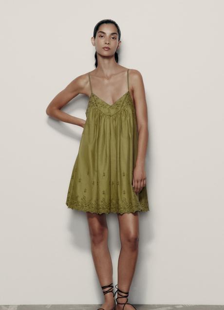 Vestido corto con bordado inglés de Zara, 25,95 euros.