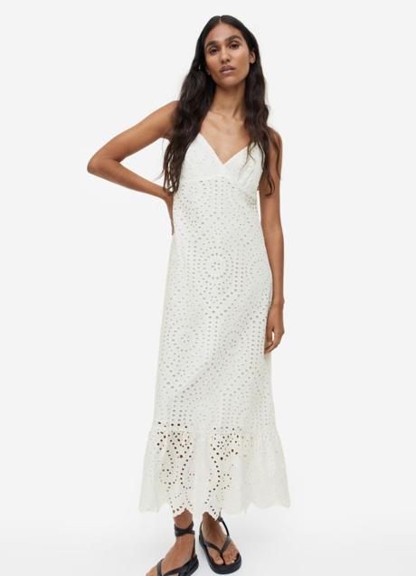 Vestido bordado blanco de H&M, 59,99 euros.