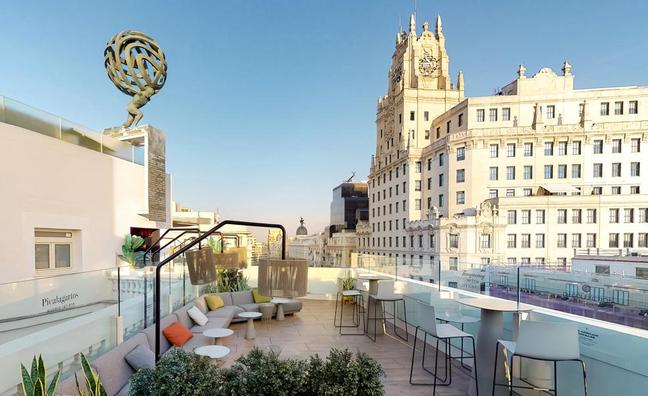 Cócteles y buena gastronomía: disfruta de un verano de altura con las terrazas de las mejores azoteas de Madrid