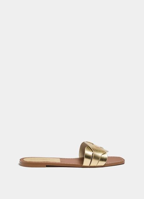 Mule plano de color dorado de Pull&Bear, 19,99 euros.