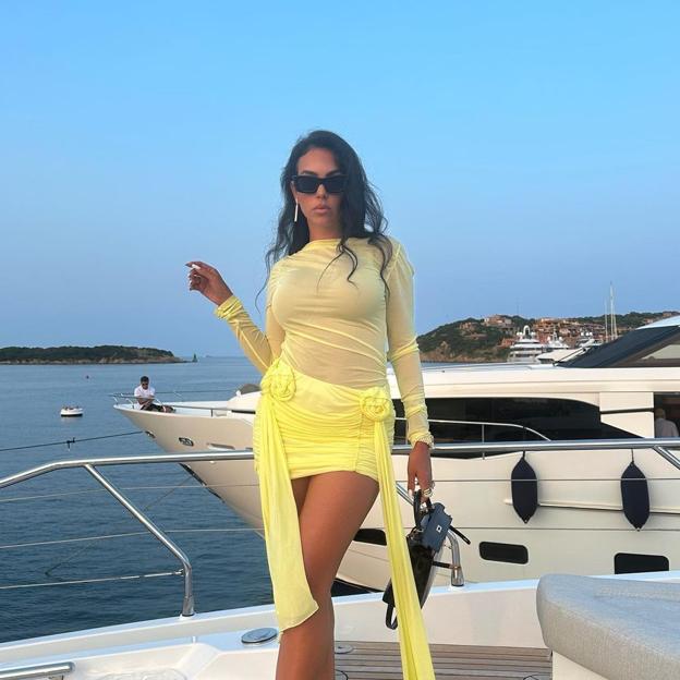 Estos son dos los sprays que usa Georgina Rodríguez en vacaciones para protegerse del frizz y ganar volumen