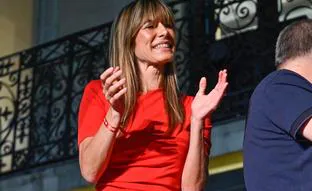 La copia baratísima del favorecedor vestido rojo de Begoña Gómez en las elecciones generales: cuesta 15 euros y es muy ponible