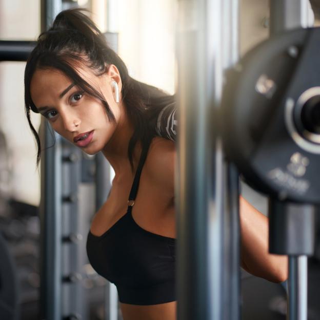 Mujer realizando deporte en el gimnasio. 