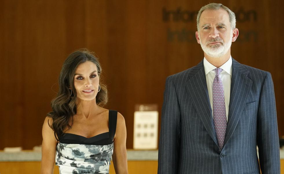 La reina Letizia sorprende y arrasa con un espectacular vestido de flores en la inauguración de la Galería de las Colecciones Reales