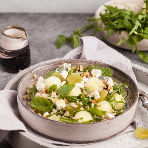 Cuscús con melón, aguacate y queso. 