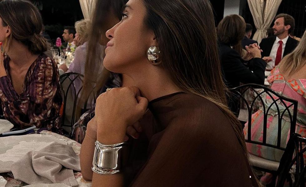 De dónde es el brazalete que llevan todas las celebrities e influencers: el complemento estrella del verano que está arrasando en Instagram