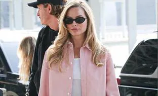 Así es como puedes recrear el look de aeropuerto más Barbie de Margot Robbie