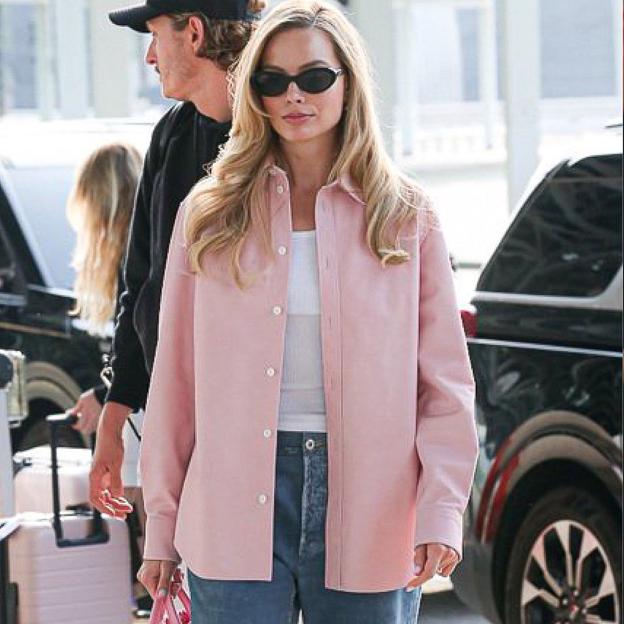 Así es como puedes recrear el look de aeropuerto más Barbie de Margot Robbie