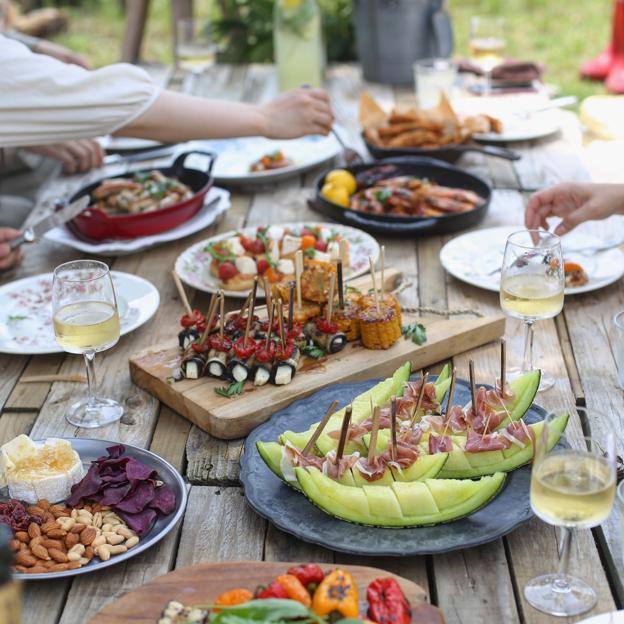 Mesa preparada con alimentos que mejoran el estado de ánimo. 