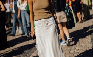La falda larga de Mango que lo tiene todo par triunfar en verano: cómoda, blanca y de lino