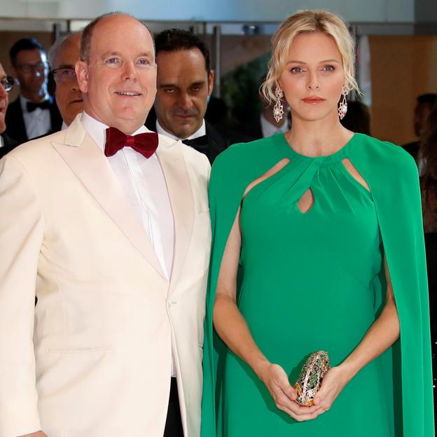 Uno de los looks más espectaculares de Charlène en la Gala de la Cruz Roja fue este vestido capa. 