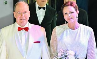 Charlène de Mónaco sorprende en la Gala de la Cruz Roja con un espectacular look de novia: los detalles de la velada (y la ausencia de Carolina)