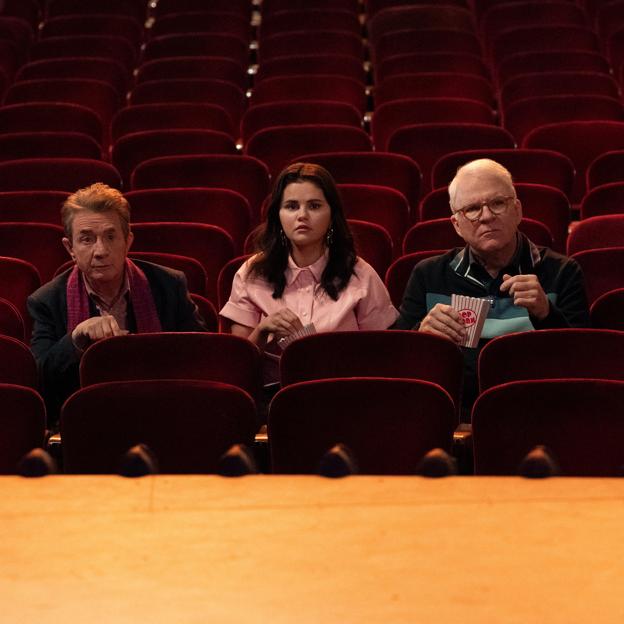 Martin Short, Selena Gómez y Steve Martin en una imagen de la tercera temporada de Solo asesinatos en el edificio.