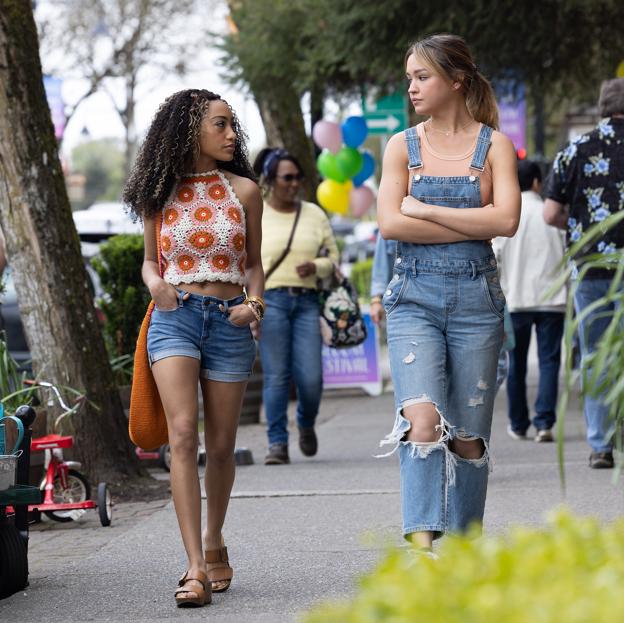 Lexi Underwood y Sadie Stanely en una imagen de la segunda temporada de Cruel Summer.