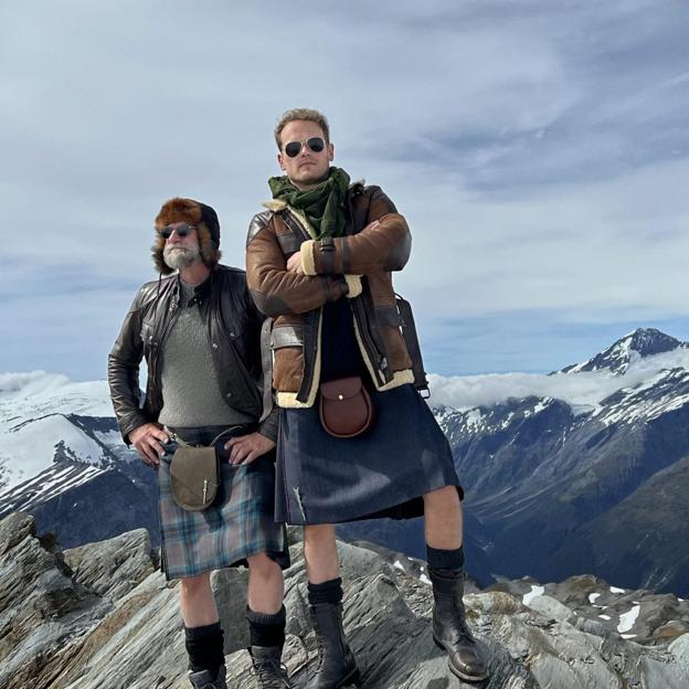 Graham Mackenzie y Sam Heughan en una imagen de la nueva entrega de Men in Kilts. 