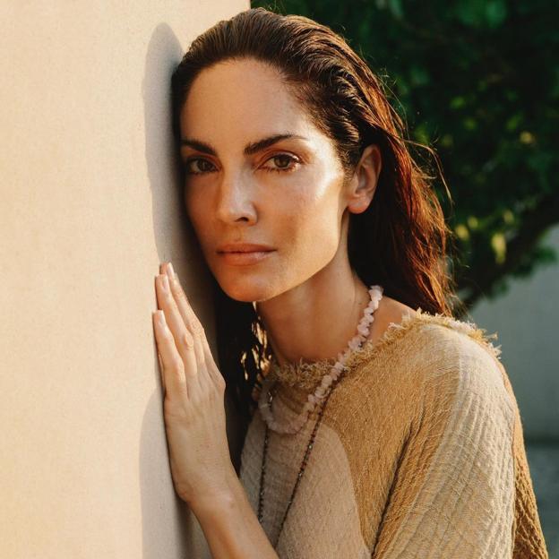 Eugenia Silva estrena en sus vacaciones la camisa solidaria más colorida de la temporada