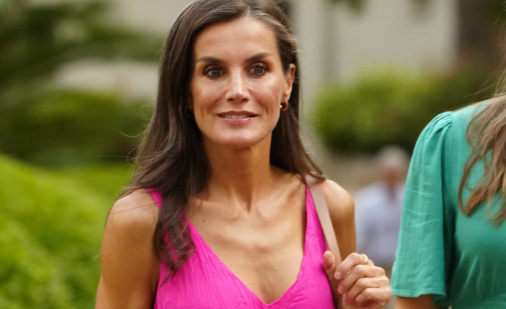 La reina Letizia estrena look de verano en Mallorca con vestido rosa, capazo de rafia y alpargatas planas