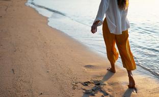 Caminar por la playa adelgaza: todos los beneficios para la salud (y consejos para hacerlo mejor)