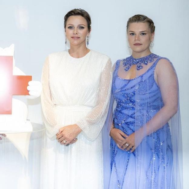 Charlène de Mónaco parace entenderse especialmente bien con Camille Gottlieb, la hija pequeña de la princesa Estefanía. En la foto, durante la útlima Gala de la Cruz Roja. 