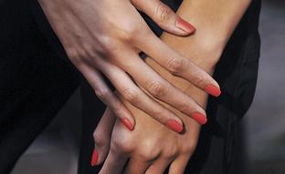 Cinco esmaltes de uñas en color naranja que realmente potencian el bronceado