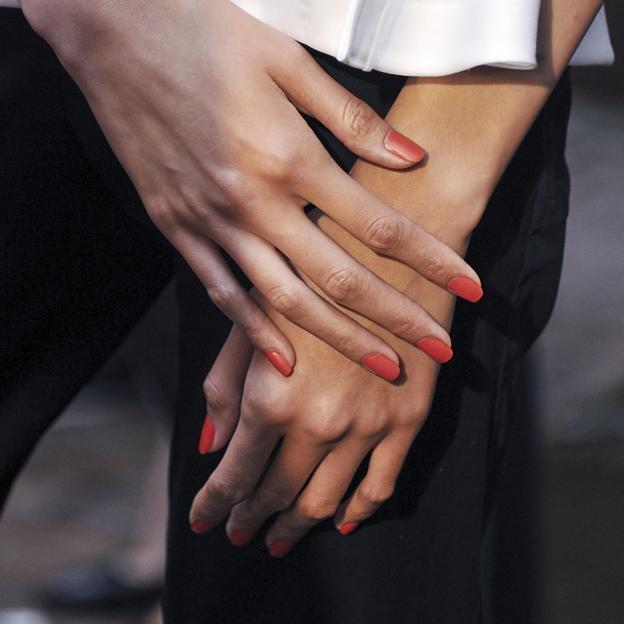 Cinco esmaltes de uñas en color naranja que realmente potencian el bronceado