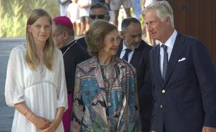 La reina Sofía sorprende en Granada con una blusa muy original: el look de verano que ha llevado junto al rey de Bélgica